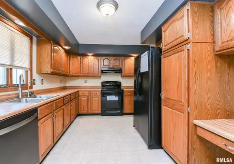 Kitchen - 705 N Crestview Dr, Metamora, IL 61548 photo 1 of 4