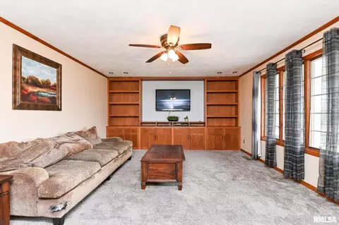 Living - 705 N Crestview Dr, Metamora, IL 61548 photo 4 of 4