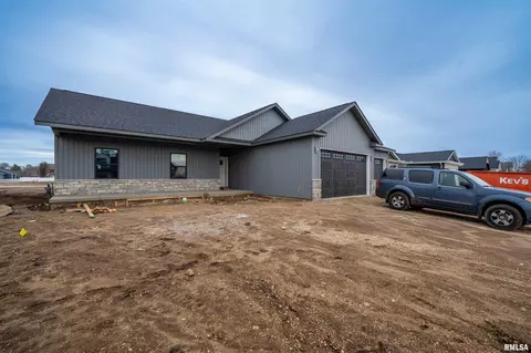 1315 W Hillcrest Dr, Chillicothe, IL 61523