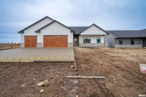 1319 W Hillcrest Dr, Chillicothe, IL 61523