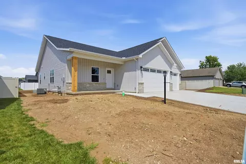 1303 W Hillcrest Dr, Chillicothe, IL 61523