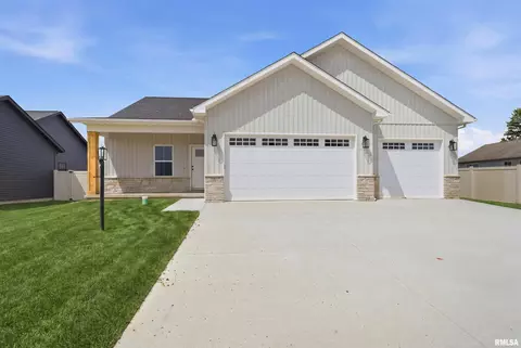 1303 W Hillcrest Dr, Chillicothe, IL 61523