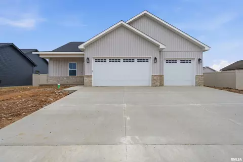 1303 W Hillcrest Dr, Chillicothe, IL 61523