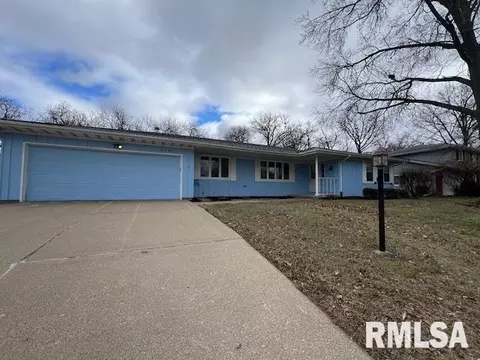 6898 N Fox Point Dr, Peoria, IL 61614