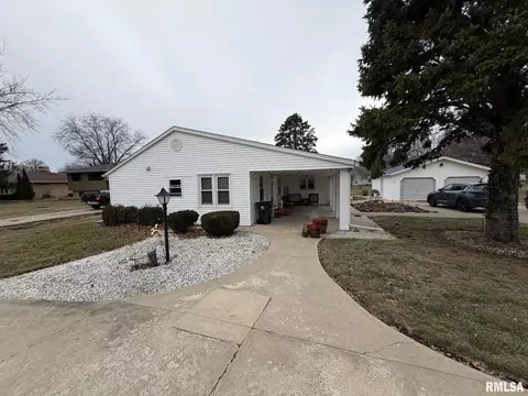 1160 Lawrence Dr, Canton, IL 61520