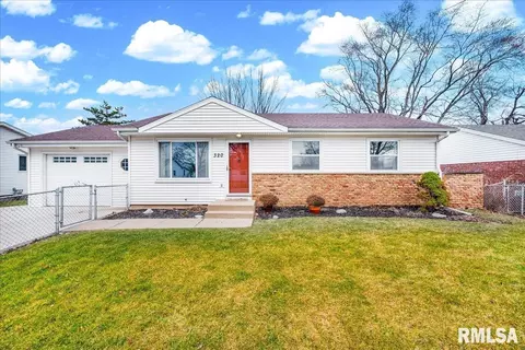 320 E Almond Dr, Washington, IL 61571