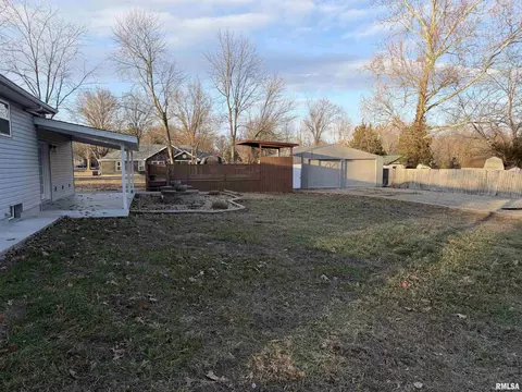 707 Forrest St, Benton, IL 62812 photo 5