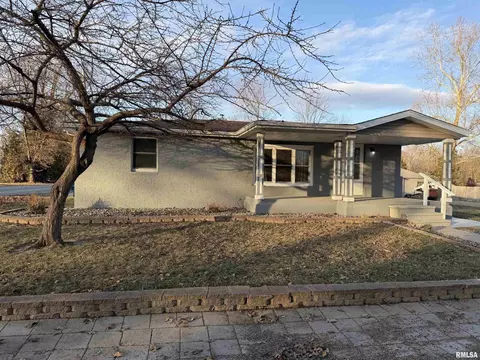 707 Forrest St, Benton, IL 62812 photo 2