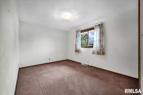 Bedroom - 1215 E Sycamore St, Canton, IL 61520 photo 3 of 4