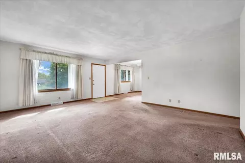Living - 1215 E Sycamore St, Canton, IL 61520 photo 3 of 5