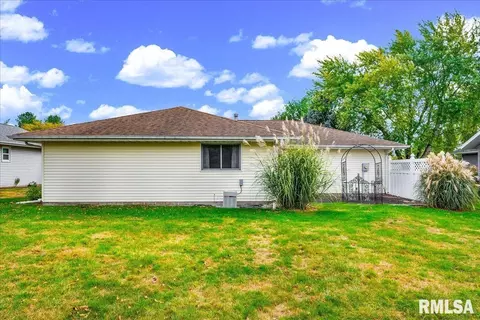 Exterior - 1215 E Sycamore St, Canton, IL 61520 photo 3 of 5