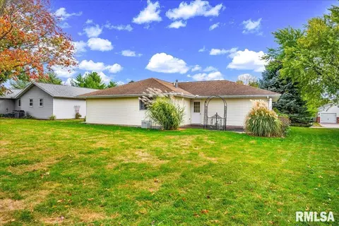 Exterior - 1215 E Sycamore St, Canton, IL 61520 photo 4 of 5