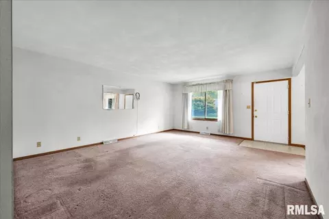 Living - 1215 E Sycamore St, Canton, IL 61520 photo 2 of 5