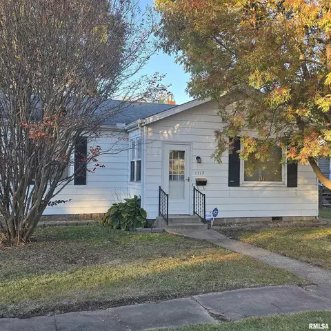 1317 W Cherry St, Herrin, IL 62948 photo 2