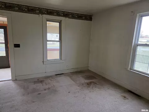 Living - 608 S Pine St, Delavan, IL 61734 photo 2 of 3