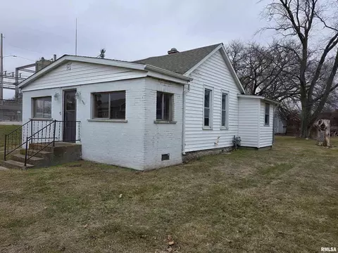 Exterior - 608 S Pine St, Delavan, IL 61734 photo 5 of 5