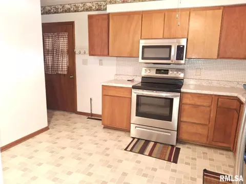 Kitchen - 336 N 14th St, Canton, IL 61520 photo 2 of 6
