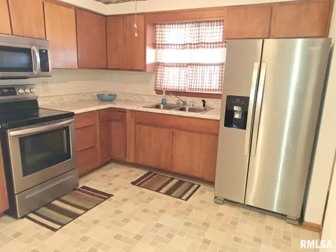 Kitchen - 336 N 14th St, Canton, IL 61520 photo 3 of 6