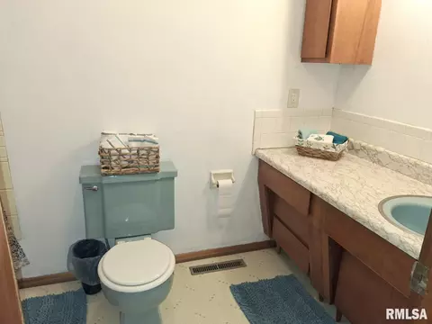 Bath - 336 N 14th St, Canton, IL 61520 photo 1 of 2