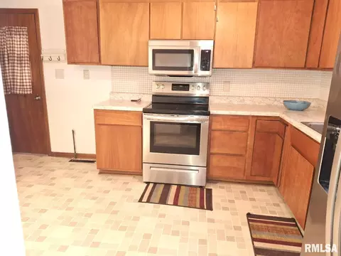 Kitchen - 336 N 14th St, Canton, IL 61520 photo 1 of 6