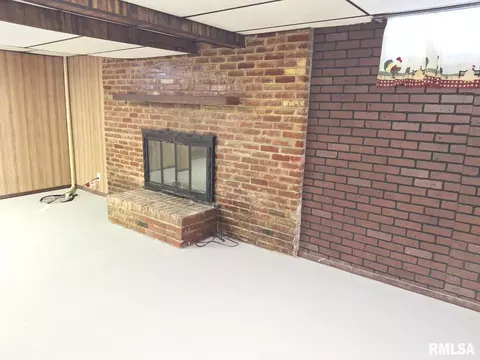 Living - 336 N 14th St, Canton, IL 61520 photo 5 of 5