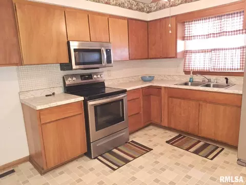 Kitchen - 336 N 14th St, Canton, IL 61520 photo 4 of 6