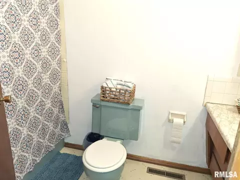 Bath - 336 N 14th St, Canton, IL 61520 photo 2 of 2