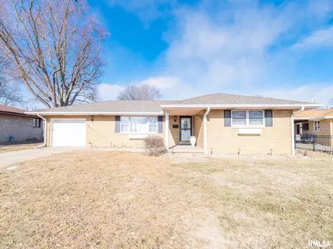 2125 Hillcrest Ave, Pekin, IL 61554