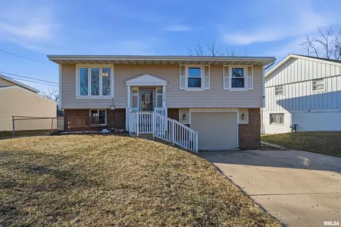 230 Briarcliff Dr, Washington, IL 61571
