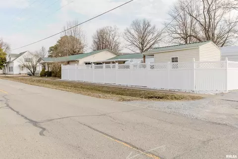 100 E Rea St, Valier, IL 62891 photo 4