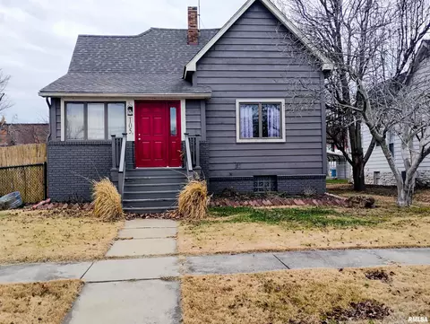 105 W Callie St, Sesser, IL 62884