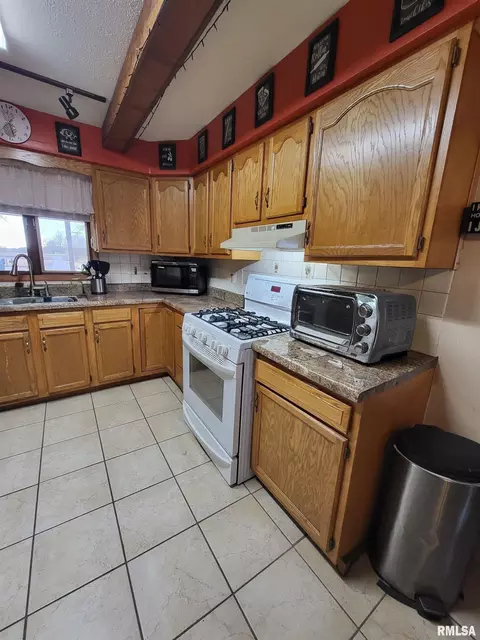 2400 Springfield Rd, Delavan, IL 61734 photo 9