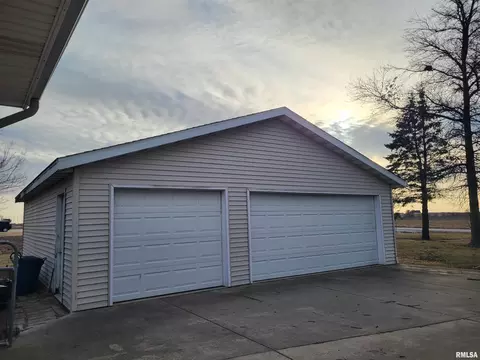 2400 Springfield Rd, Delavan, IL 61734 photo 2