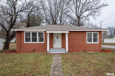 924 N Almond St, Carbondale, IL 62901