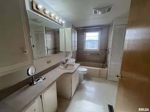 Bath - 105 E Fillmore St, Sciota, IL 61475 photo 1 of 1