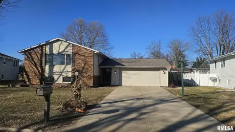 221 New Salem Dr, Canton, IL 61520