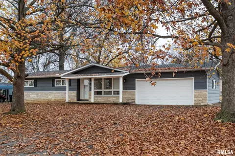 800 W 11th St, Johnston City, IL 62951