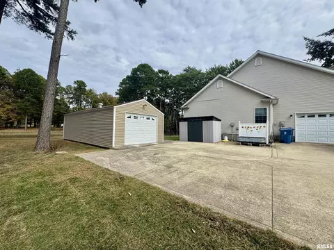 Exterior - 17794 E Fairfield Rd, Mount Vernon, IL 62864 photo 10 of 14