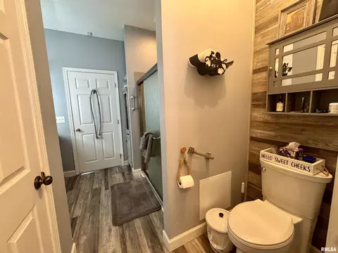 Bath - 17794 E Fairfield Rd, Mount Vernon, IL 62864 photo 3 of 4