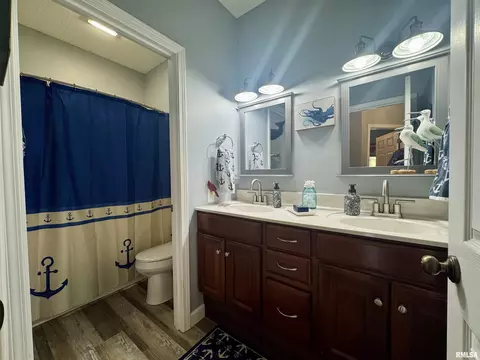 Bath - 17794 E Fairfield Rd, Mount Vernon, IL 62864 photo 4 of 4