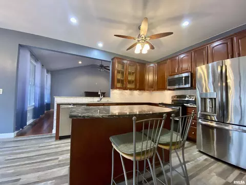 Kitchen - 17794 E Fairfield Rd, Mount Vernon, IL 62864 photo 2 of 2