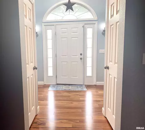 Entry Way - 17794 E Fairfield Rd, Mount Vernon, IL 62864 photo 2 of 5