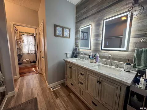 Bath - 17794 E Fairfield Rd, Mount Vernon, IL 62864 photo 1 of 4