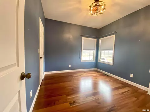 Bedroom - 17794 E Fairfield Rd, Mount Vernon, IL 62864 photo 2 of 6
