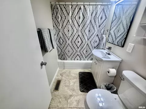 Bath - 404 E Carter St, Marion, IL 62959 photo 1 of 2