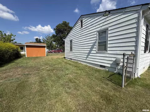 Exterior - 404 E Carter St, Marion, IL 62959 photo 2 of 4