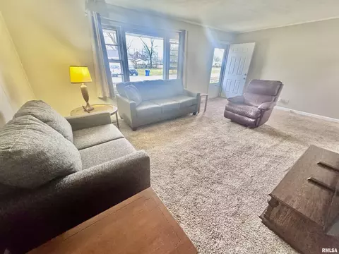 Living - 404 E Carter St, Marion, IL 62959 photo 3 of 3