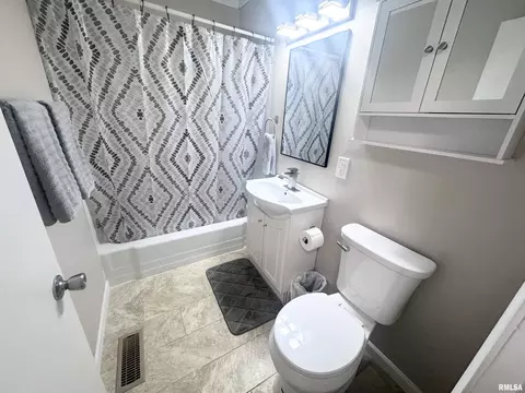 Bath - 404 E Carter St, Marion, IL 62959 photo 2 of 2