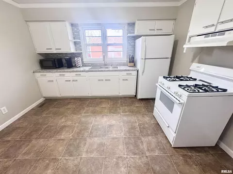 Kitchen - 404 E Carter St, Marion, IL 62959 photo 2 of 3