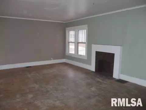 Living - 324 N Charles St, Macomb, IL 61455 photo 2 of 3